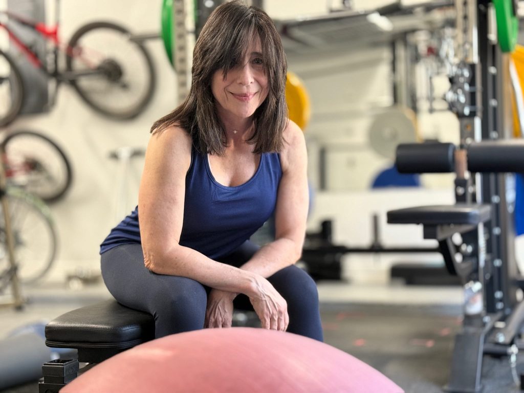 Yayi Soto sentada en un banco del gimnasio