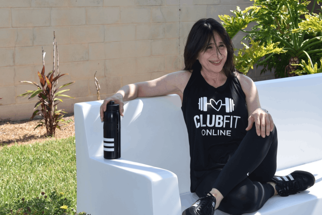 Yayi Soto, entrenadora del Club Fit, con camiseta de ClubFit Online