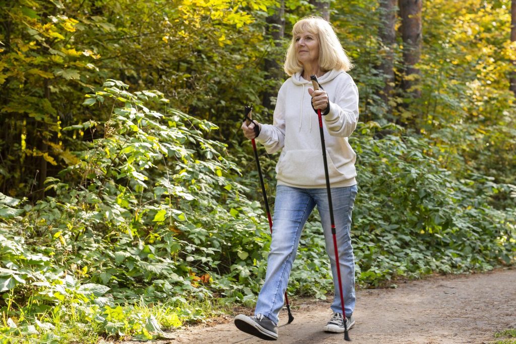 Mujer caminando en la naturaleza para mantenerse activa después de los 40