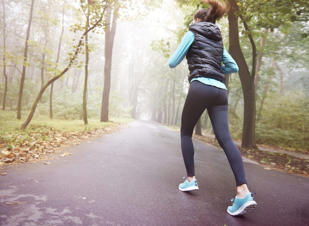 Combinar caminar y entrenamiento de fuerza después de los 40