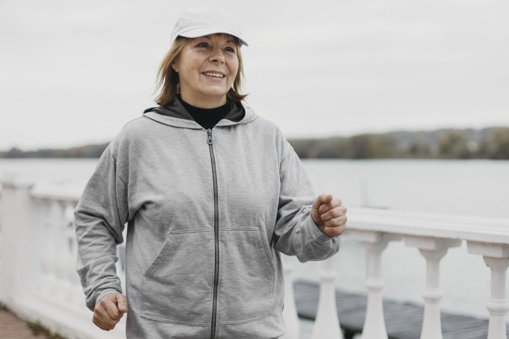 Caminar después de los 40: mujer caminando al aire libre