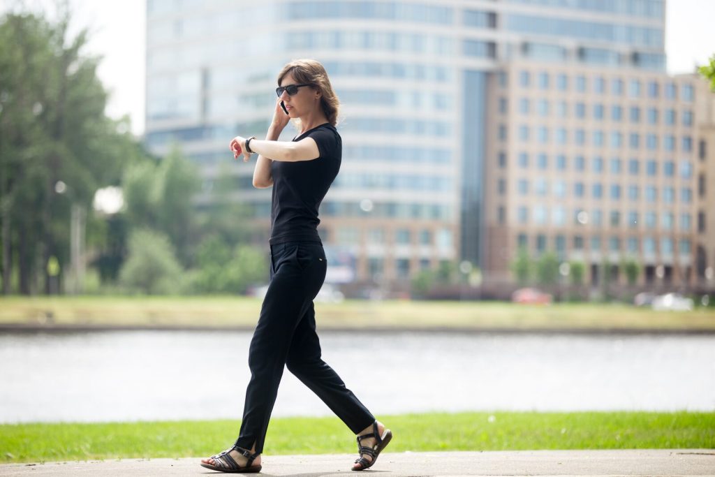 Mujer caminando por la ciudad como parte de su movimiento diario