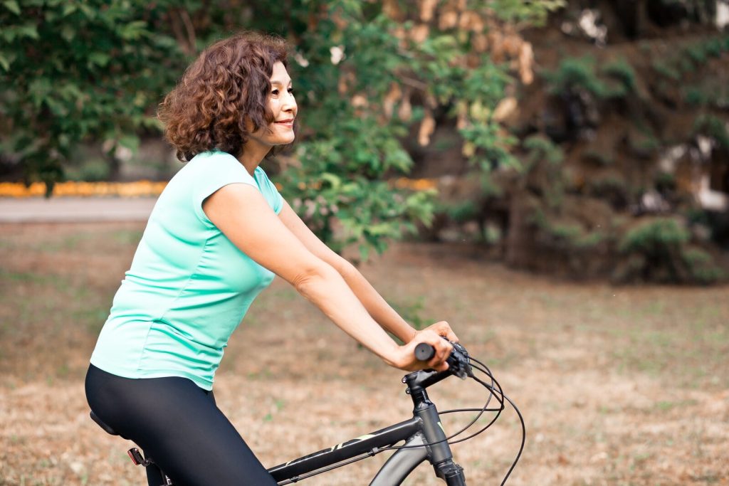 Cardio después de los 40 – Bicicleta Cardio después de los 40: mujer en bicicleta al aire libre