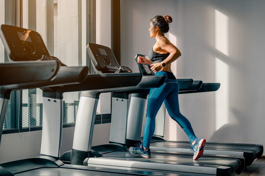 Cardio después de los 40 – Cinta Mujer entrenando en la cinta como parte de su cardio