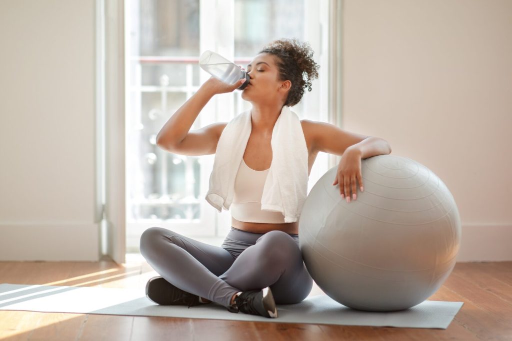 Cardio después de los 40 – Descanso Descanso e hidratación después de una sesión de cardio