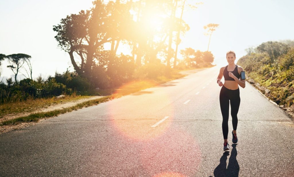 Cardio después de los 40 – Hero Cardio después de los 40: mujer corriendo al aire libre