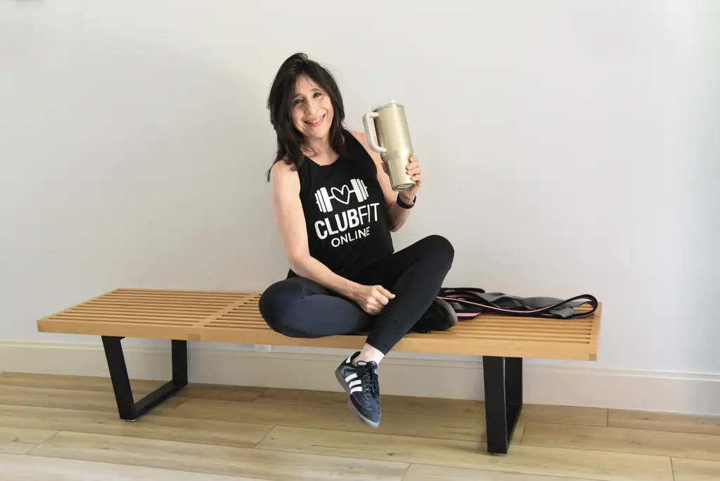 Mujer fuerte y segura con su botella de agua después de entrenar